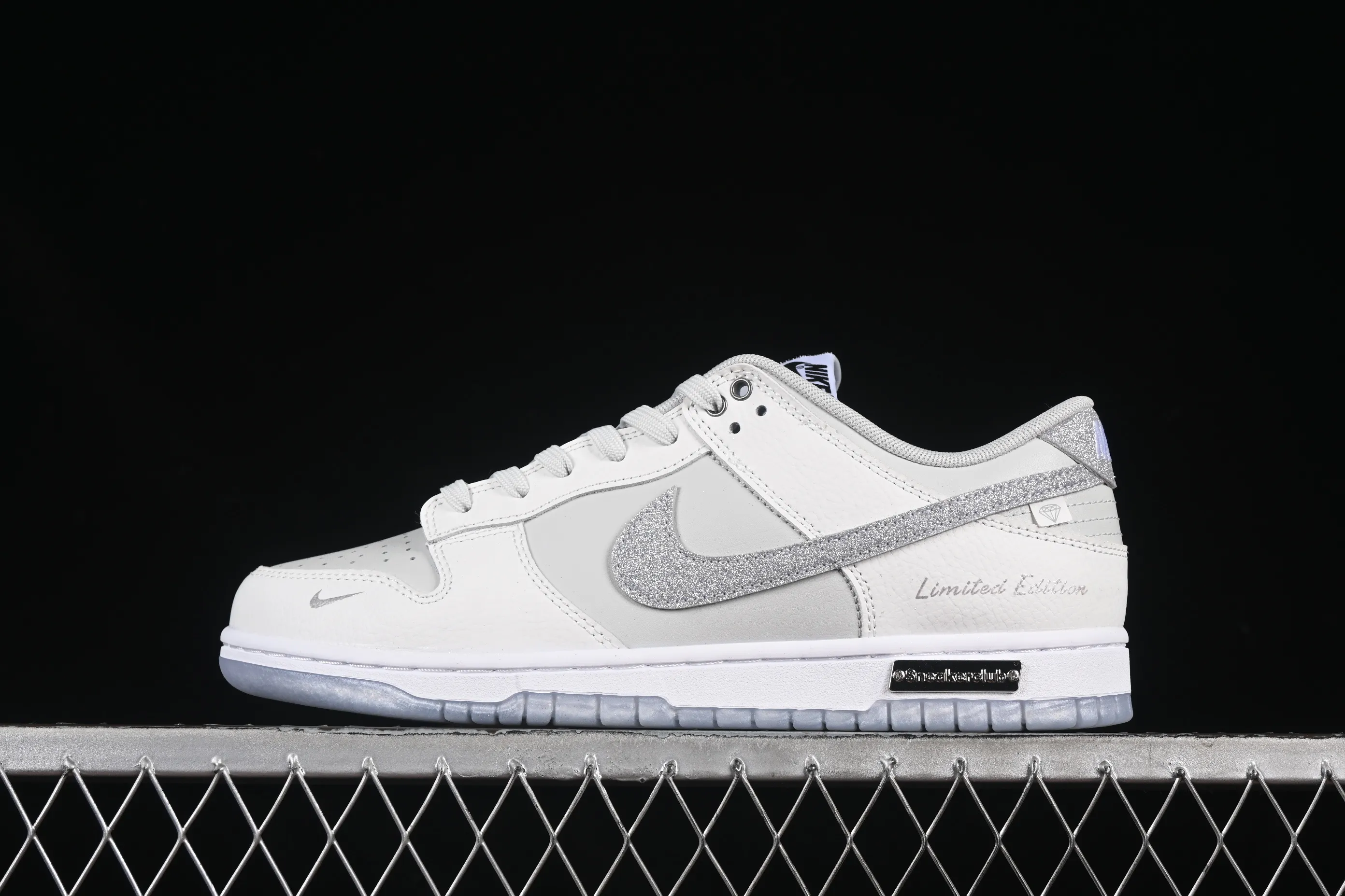 All Categories Nk SB Dunk Series Nk SB Dunk Low High-end Customized Low-top Shoes Nike SB Dunk Low White Lover Flash Diamond Anniversary High-end Customized Low-top Casual Shoes WG0218-018